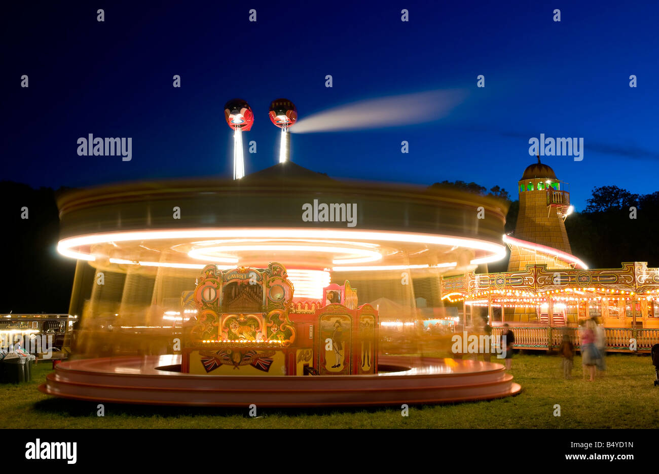 Die Kirmes in der Nacht. Stockfoto