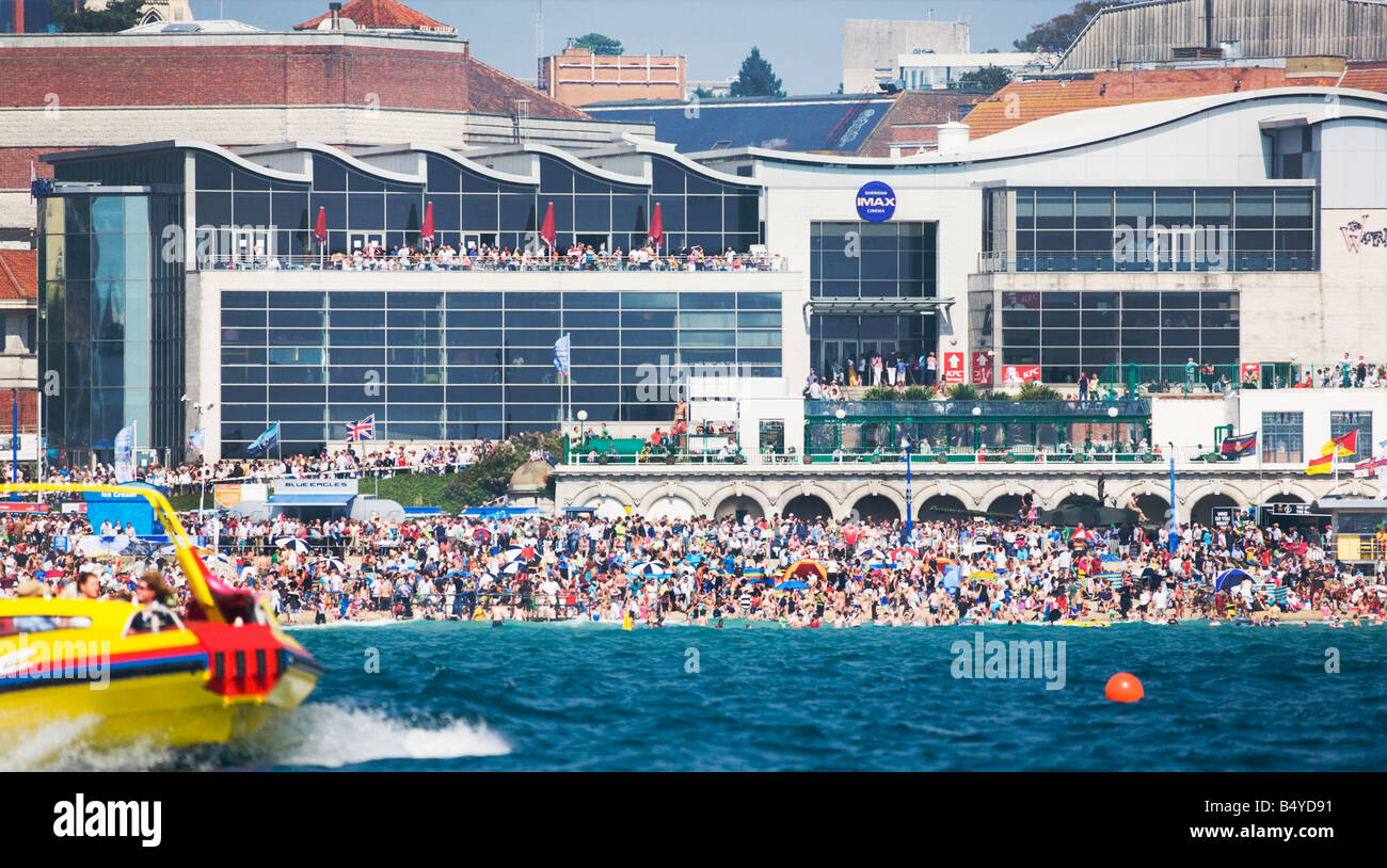 Menschenmassen am Strand von Bournemouth, vor dem Gebäude am Wasser zu beobachten das Bournemouth Air Festival zeigt. Dorset. Stockfoto