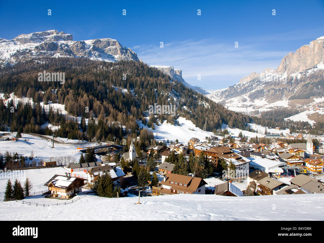 Dorf von Corvara im Winter Schnee, Dolomiten, Italien Stockfoto