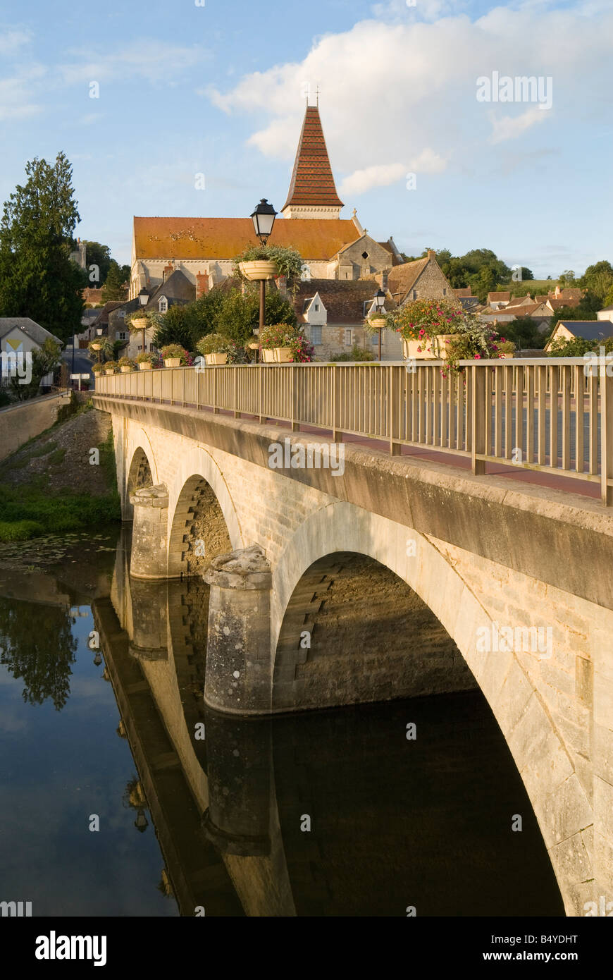 Straßenbrücke über den Fluss in Stadt von Preuilly-Sur-Claise, Sud-Touraine, Frankreich Stockfoto