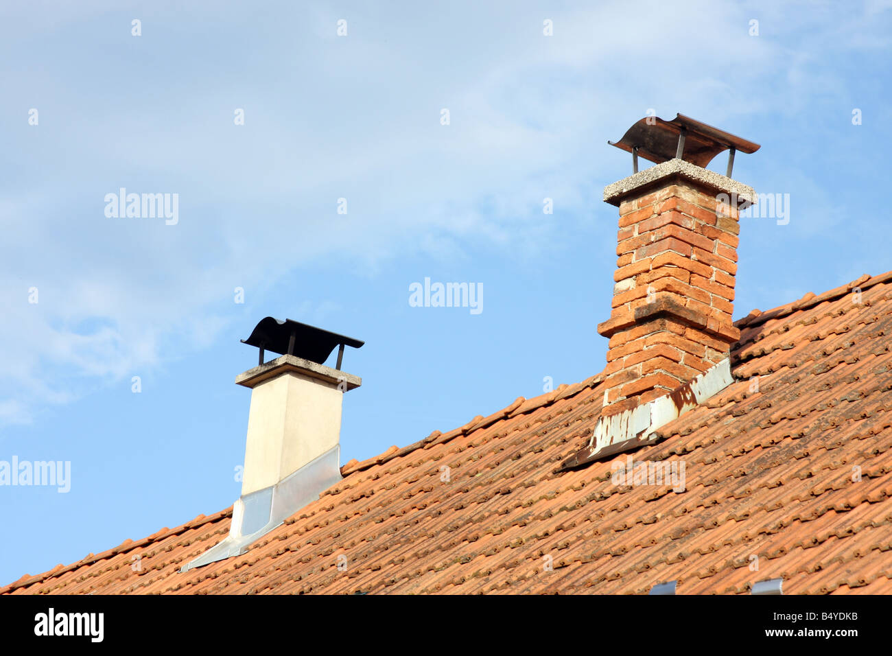 Zwei Kamine auf dem Dach gegen den blauen Himmel. Stockfoto