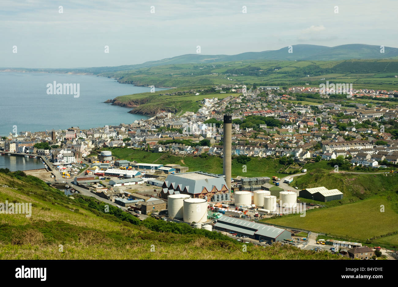 Schälen Sie Stadt und Hafen mit dieselbetriebenem Stromerzeugungswerk im Vordergrund Stockfoto