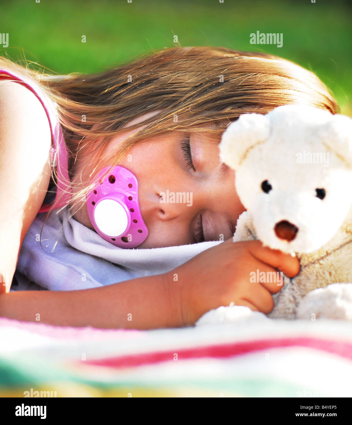 Little Girl Sleeping Teddy Bear Stockfotos und bilder Kaufen Alamy