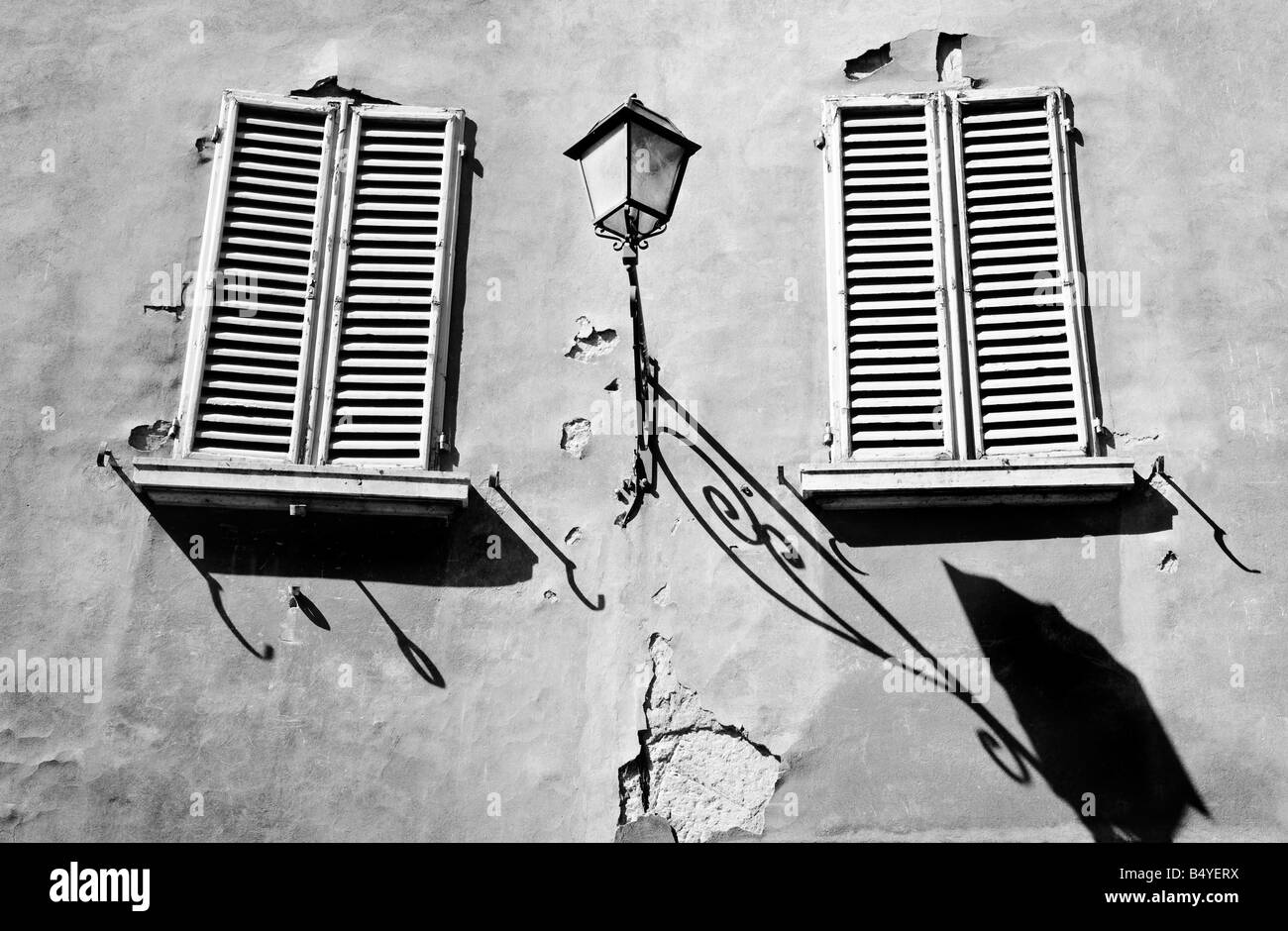 Windows und die Lampe, San Quirico, Toskana, Italien Stockfoto
