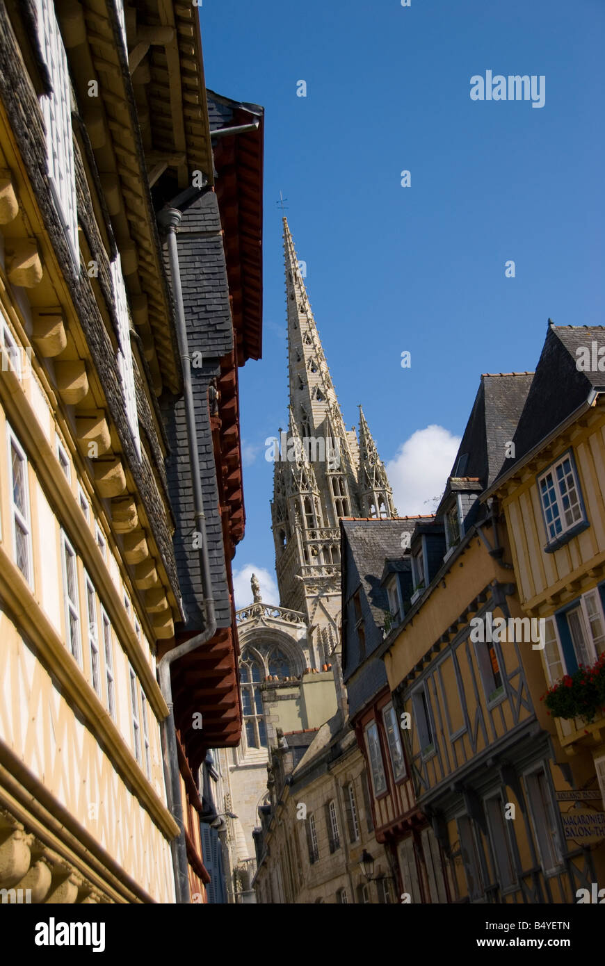 Blick in den Himmel des Kirchturms von St. Corentin Cathedral in Quimper Frankreich Stockfoto