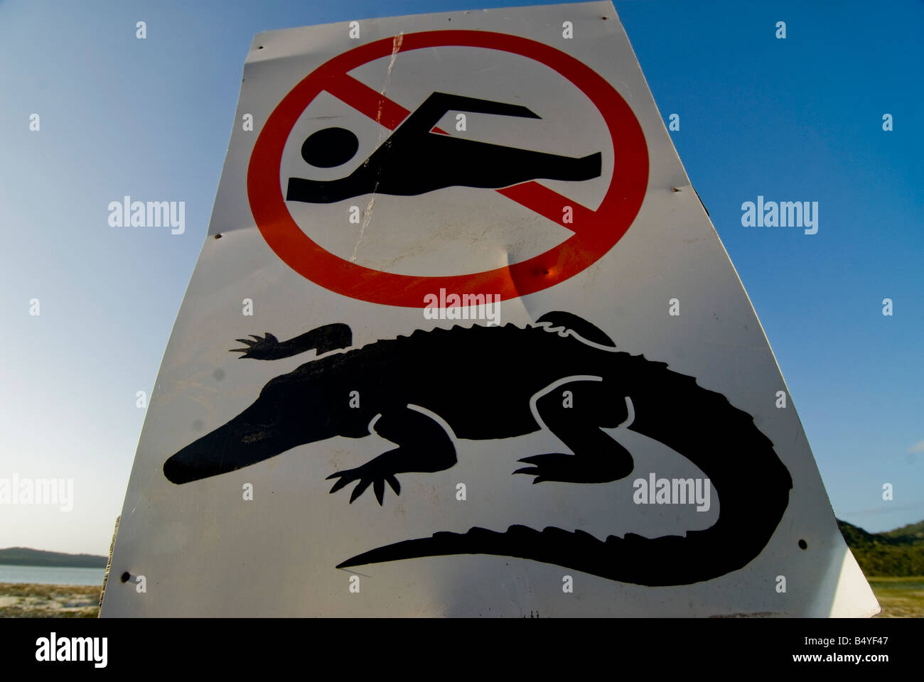 Gefahr melden Sie nicht schwimmen, Krokodile, größere St. Lucia Wetland Park, St. Lucia, Kwazulu-Natal, Südafrika Stockfoto
