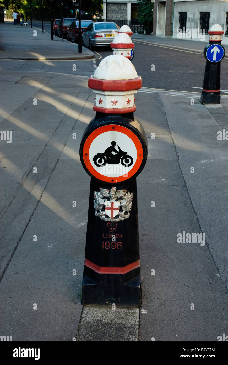 Poller in der Londoner City mit keine Motorräder Stockfoto