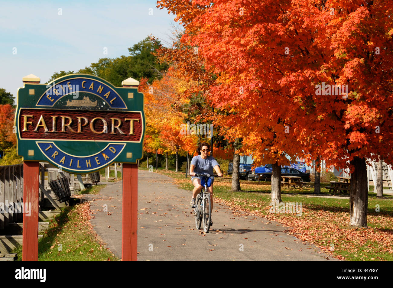 Frau Reiten Fahrrad am Erie-Kanal Radweg in Fairport, New York USA. Stockfoto