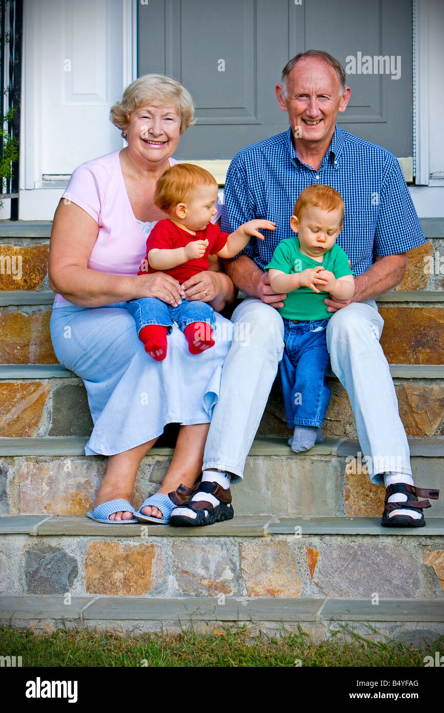 Glücklich schönen Großeltern mit zwei Enkel outdoor portrait Stockfoto