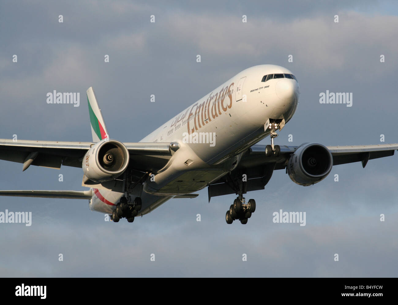 Emirates Boeing 777-300 Landung bei Sonnenuntergang Stockfoto