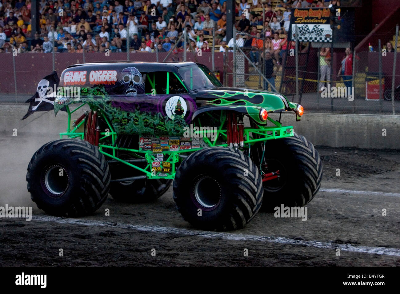 MONSTER TRUCK Grave Digger im Wettbewerb bei den Monster Truck Challenge auf dem Orange County NY Fair Speedway Stockfoto