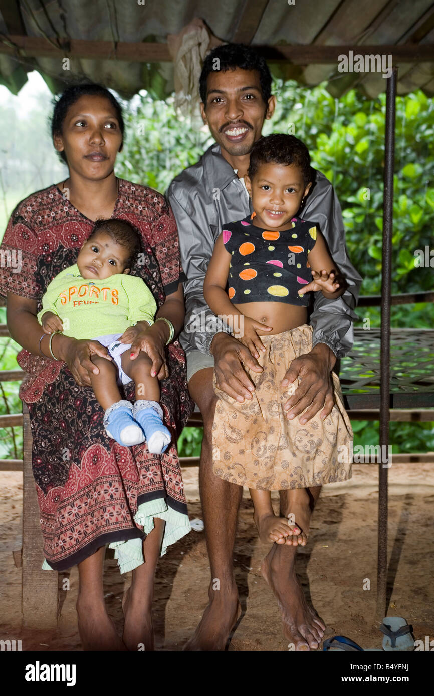 Wanderarbeitnehmer Familie mit Kindern auf Tagebuch Hof draußen Margao Salcete Goa Indien Stockfoto