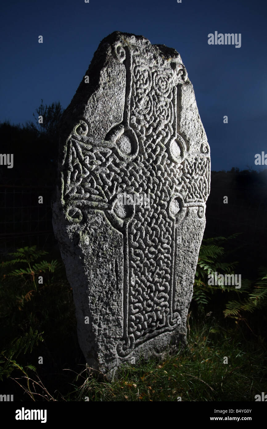 Alte Steinplatte mit geschnitzten Celtic Cross Design, an den Ufern des Loch Kinord in Aberdeenshire, Schottland, Vereinigtes Königreich Stockfoto