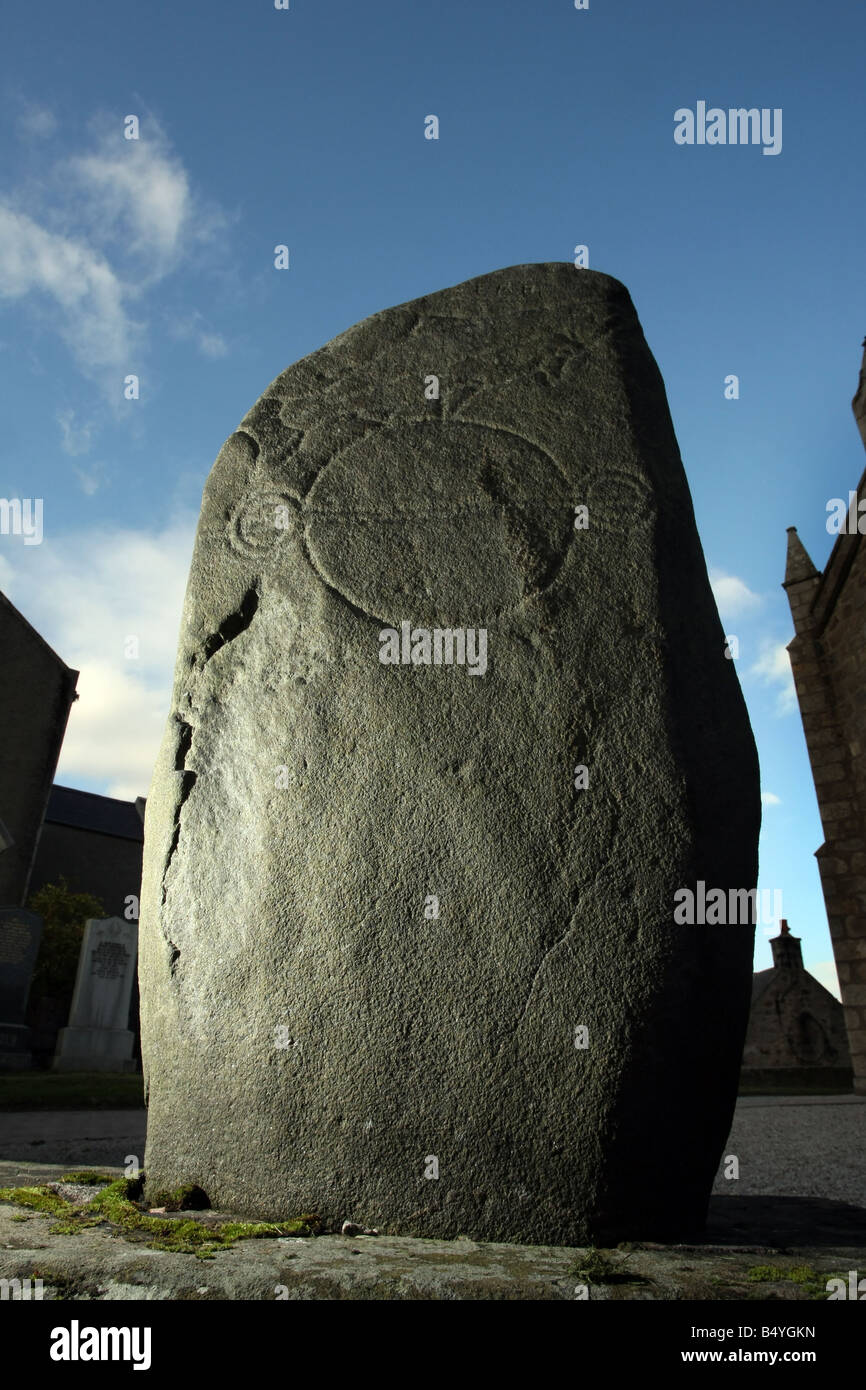 Geschnitzte piktische Symbol Stein in die Kirkyard Kintore Pfarrkirche in Kintore Dorf, Aberdeenshire, Schottland, Großbritannien Stockfoto