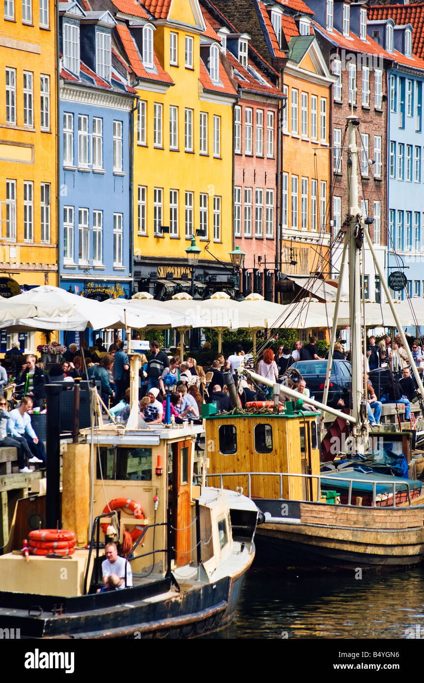 Nyhavn Kopenhagen Kopenhagen ist gesäumt von bunten Lagerhallen und Kaufleute Wohnungen Stockfoto