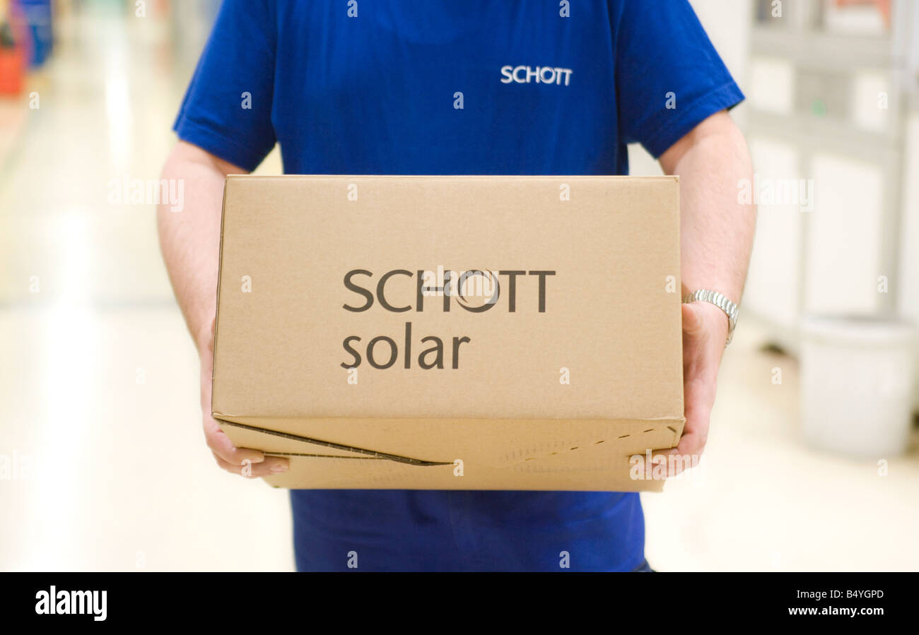 Die SCHOTT Solar AG Produktion von Solarzellen Arbeiter mit verpackten Solarzellen versandfertig Stockfoto