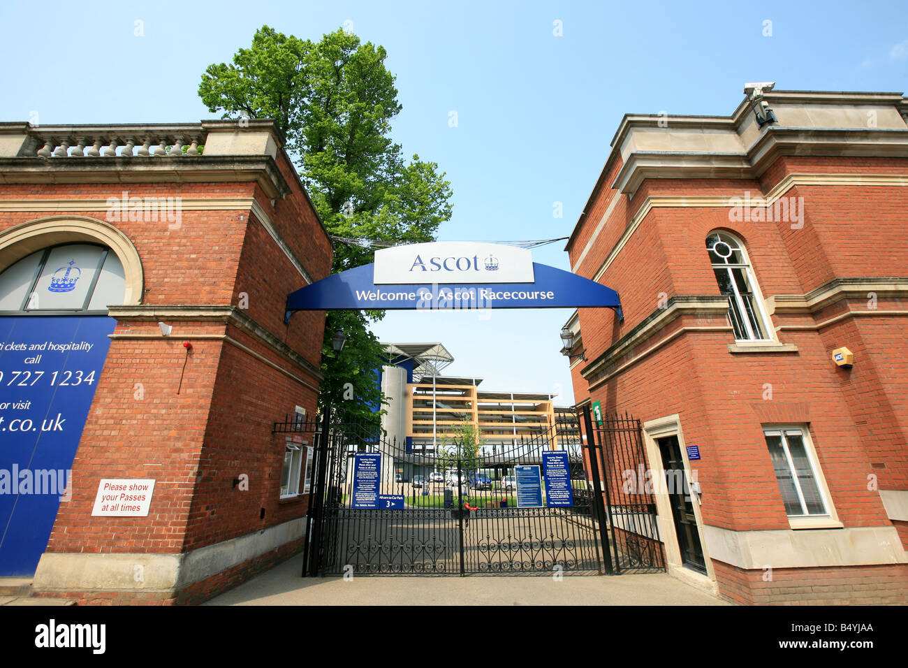 Royal Ascot Racecourse Willkommen Schild mit Krone Stockfoto