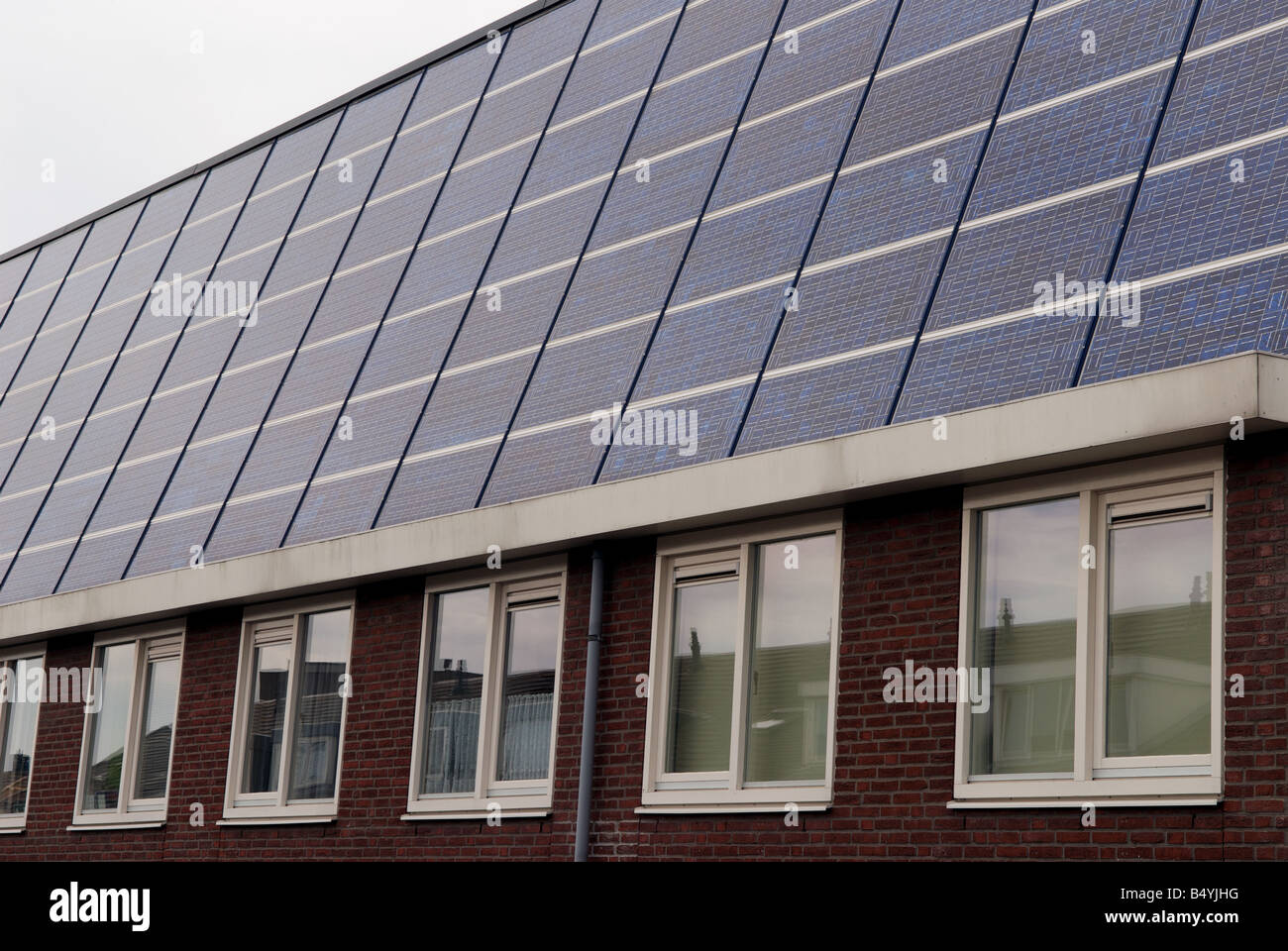 Shell Solar-Panels ausgestattet, um Häuser auf der weltweit größten solar angetriebene Wohnsiedlung, Nieuwland, Amersfoort, Niederlande. Stockfoto