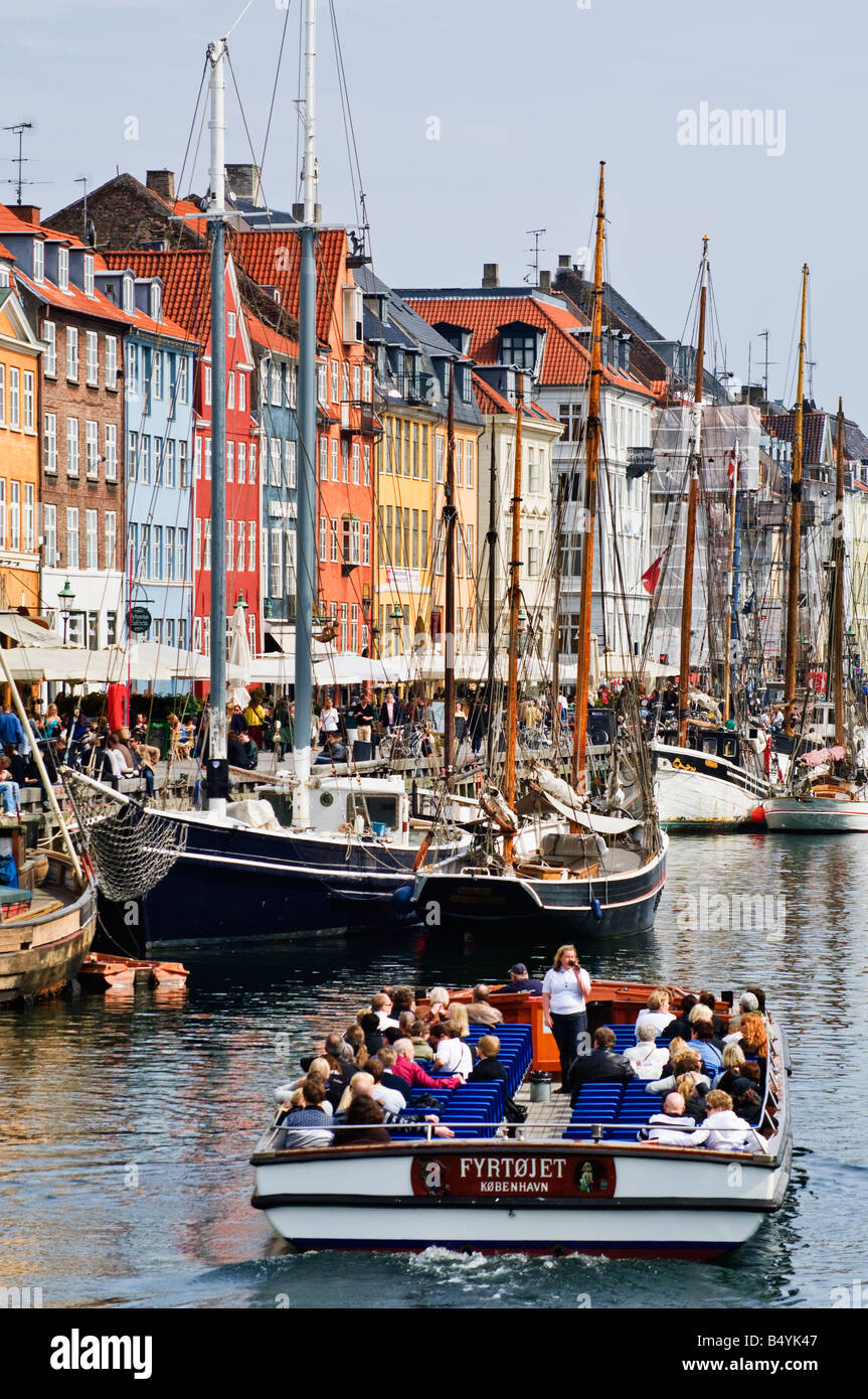 Ausflugsschiff vorbei Nyhavn København Kopenhagen Stockfoto