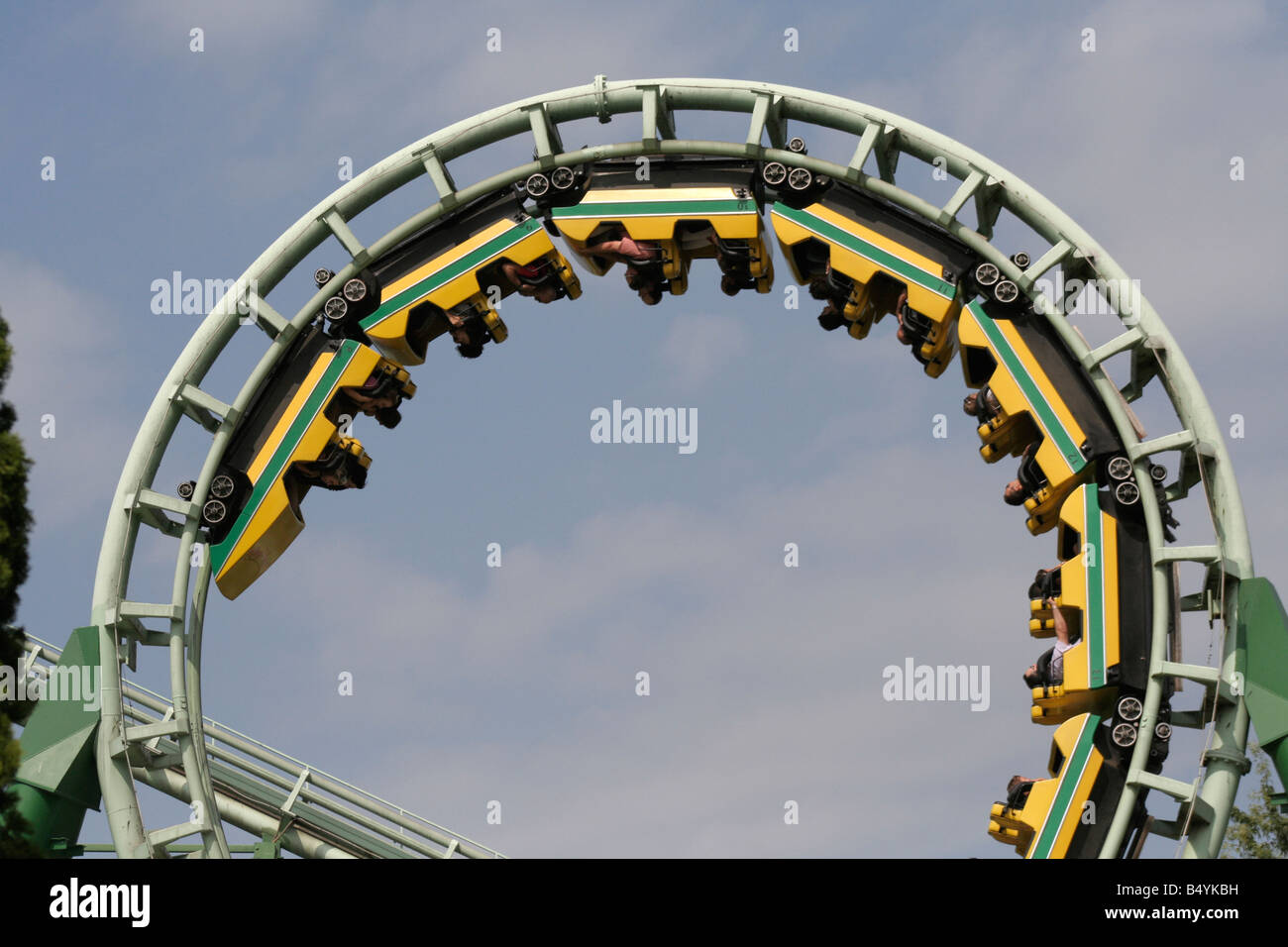 Menschen auf eine Achterbahnfahrt Stockfoto