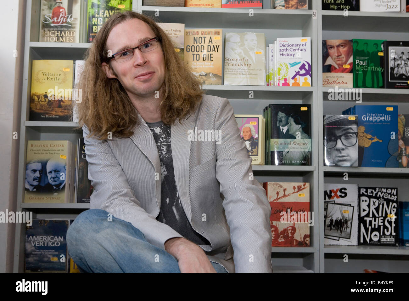 Michael Birke co-Direktor des Wordia und Mitbegründer der Bebo Website sitzt vor einige Bücher in einer Bibliothek Stockfoto