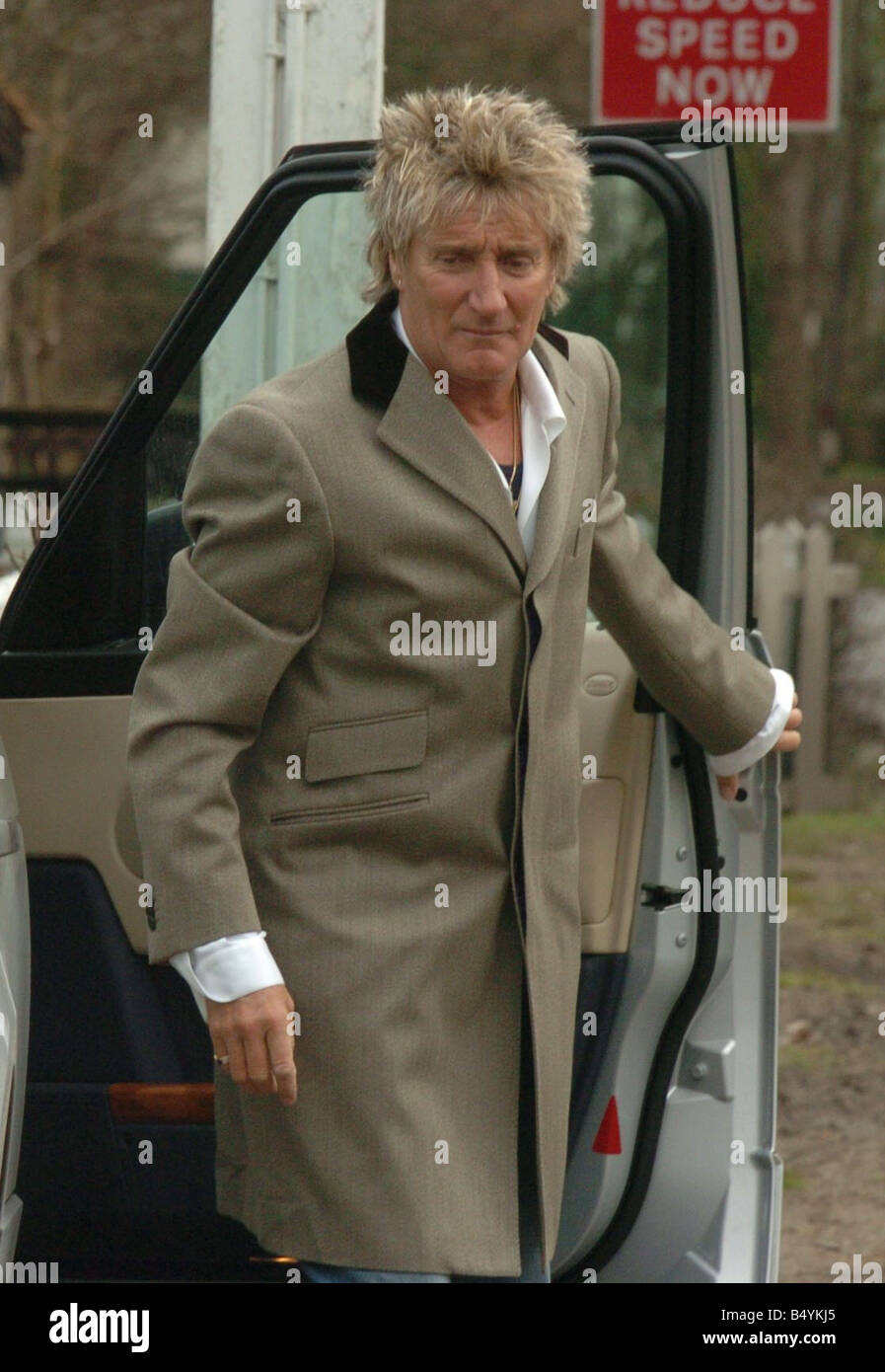 Rod Stewart kommt in seiner Stammkneipe The Thadon Eiche Epping Stockfoto