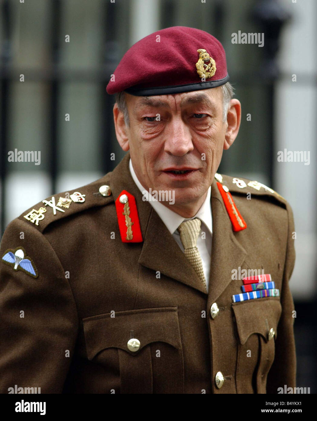 General Sir Michael Jackson Mike Jackson verlässt Downing Street Uhr mit Krieg Kabinett treffen April 2003 Stockfoto