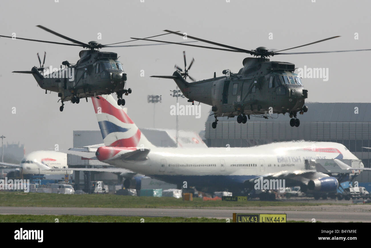 Das Militärpersonal in Rückkehr in die Heimat Iran gefangen gehalten. Landung am Flughafen Heathrow vor der Übermittlung an die Royal Navy Hubschrauber abgebildet. Einmal wieder zurück auf britischem Boden.; 5. April 2007; Stockfoto