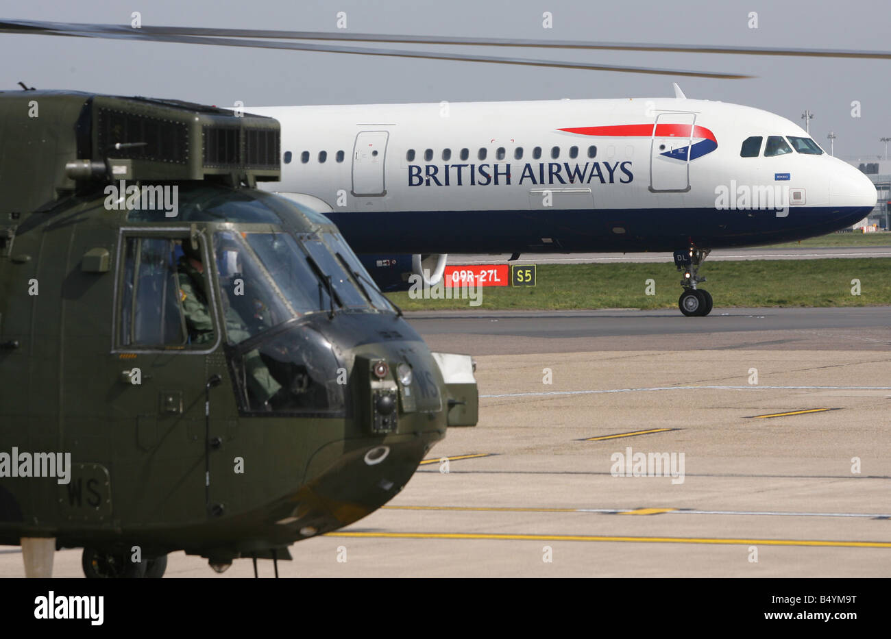 Das Militärpersonal in Rückkehr in die Heimat Iran gefangen gehalten. Landung am Flughafen Heathrow vor der Übermittlung an die Royal Navy Hubschrauber abgebildet. Einmal wieder zurück auf britischem Boden.; 5. April 2007; Stockfoto