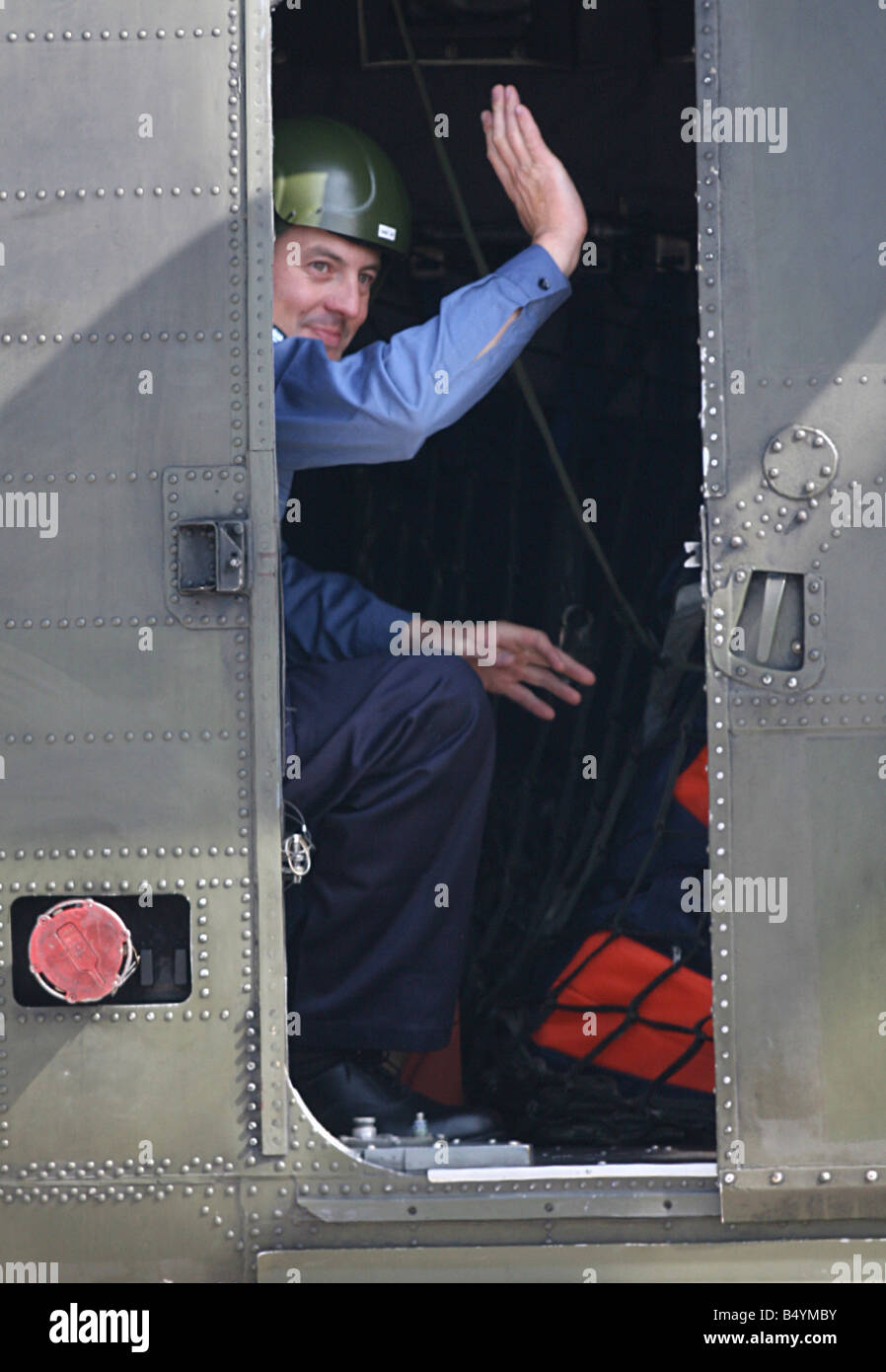 Das Militärpersonal in Rückkehr in die Heimat Iran gefangen gehalten. Landung am Flughafen Heathrow vor der Übermittlung an die Royal Navy Hubschrauber abgebildet. Zurück auf britischem Boden wieder. 5. April 2007; Stockfoto