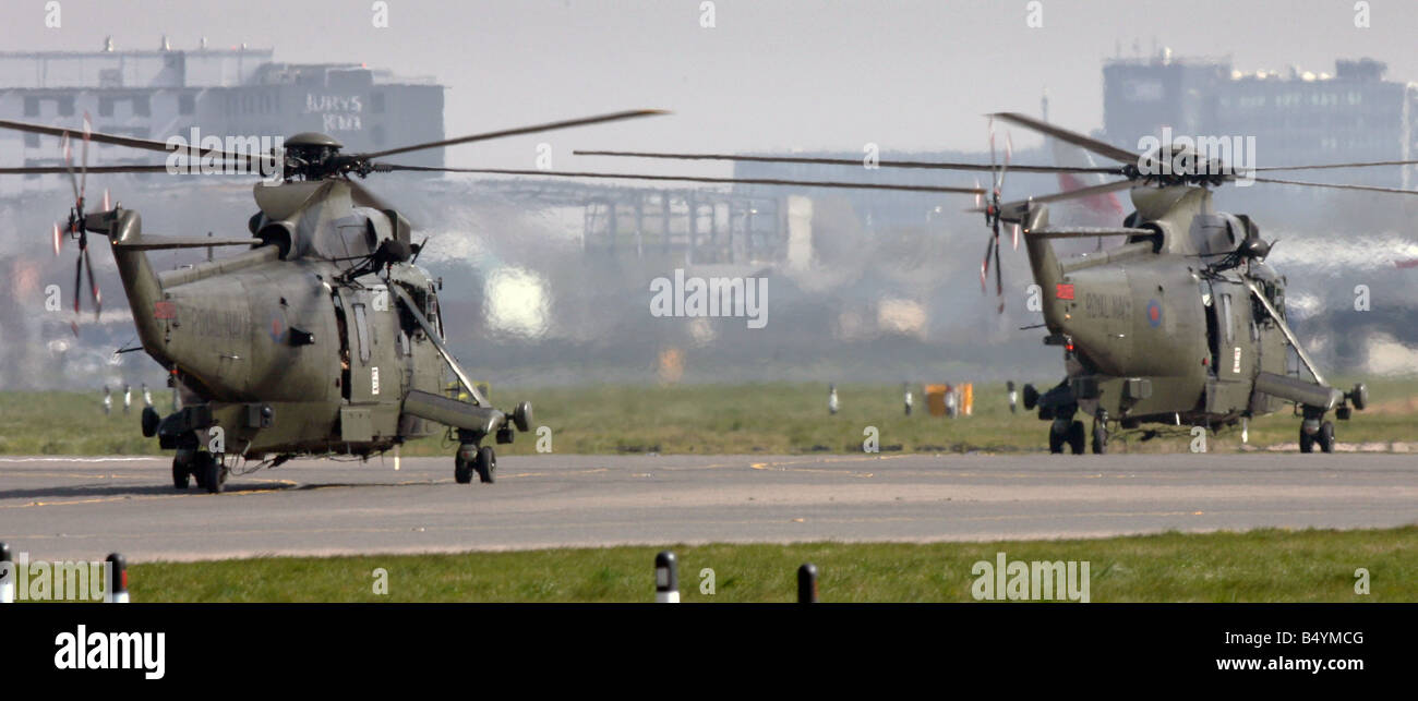 Das Militärpersonal in Rückkehr in die Heimat Iran gefangen gehalten. Landung am Flughafen Heathrow vor der Übermittlung an die Royal Navy Hubschrauber abgebildet. Einmal wieder zurück auf britischem Boden.; 5. April 2007; Stockfoto