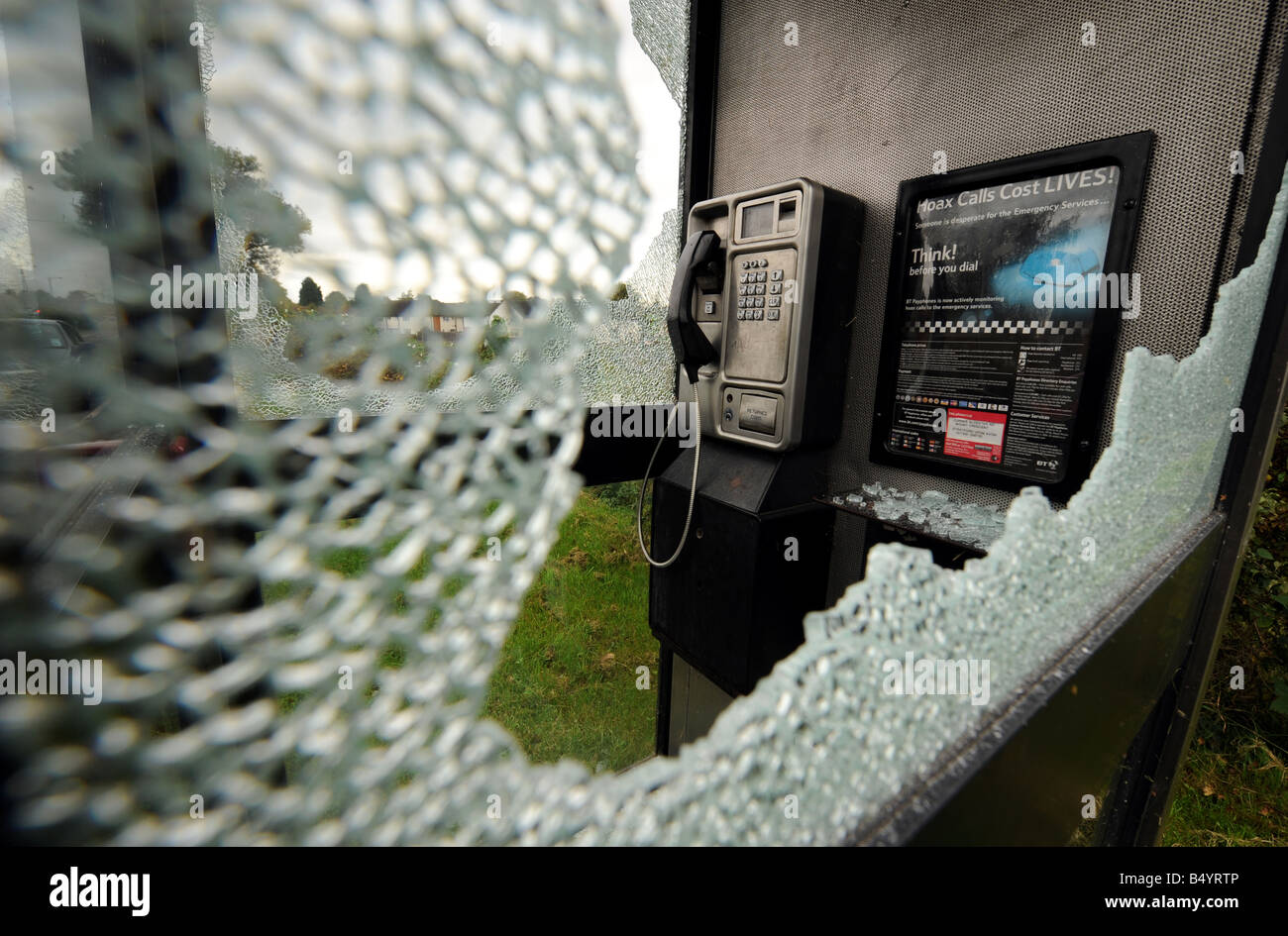 Zerschlagen Glas Würfe den Innenraum von einer Telefonkabine British Telecom, nachdem es von Vandalen in Stratford angegriffen wurde Stockfoto