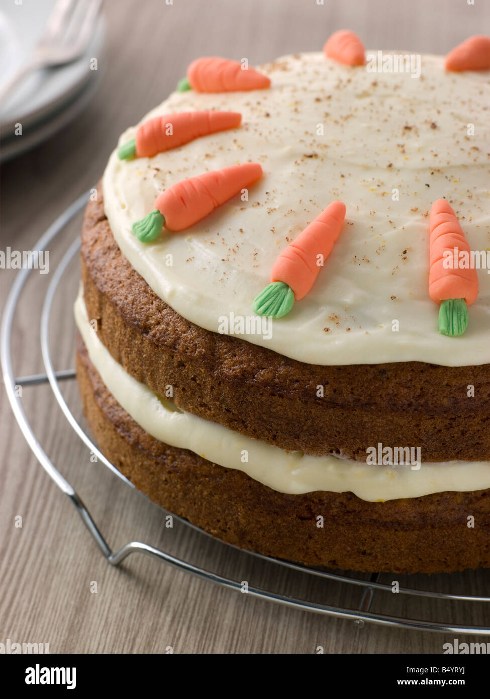 Amerikanischen Karottenkuchen auf einem Kuchengitter abkühlen Stockfoto