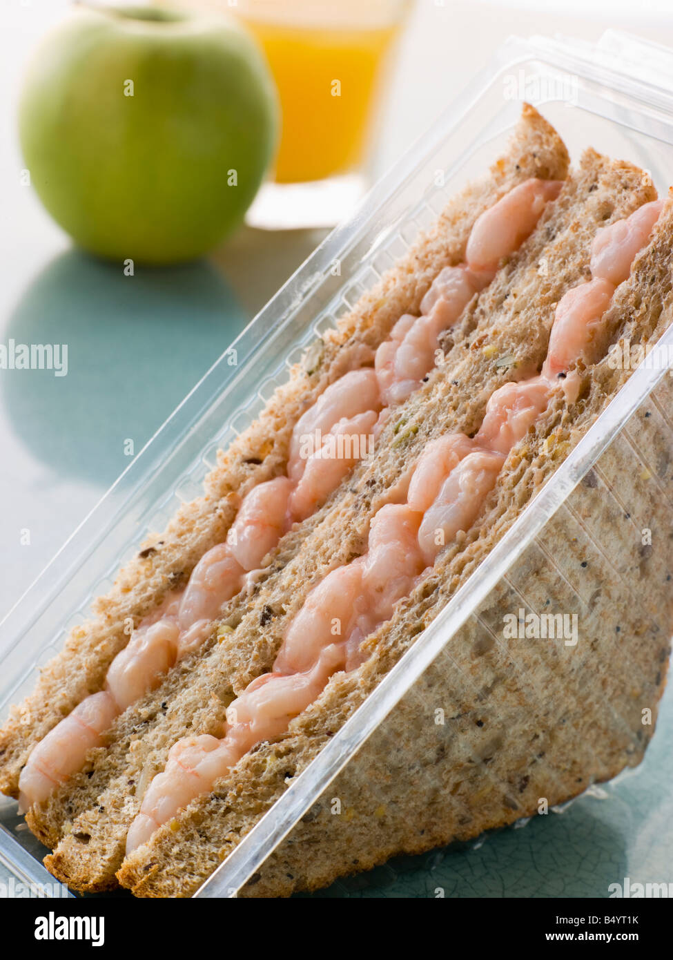 Garnele Marie Rose Sandwich auf Granary Brot mit einem Apfel- und Orangensaft Stockfoto