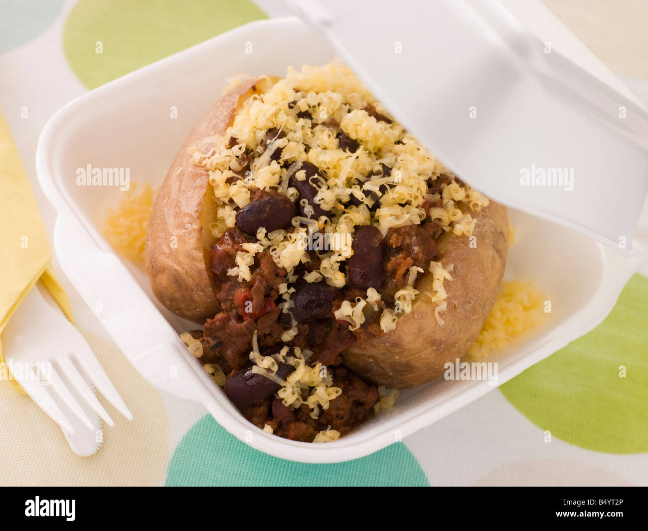 Ofenkartoffel mit Chili Con Carne und Käse In einer Take Away Box ...