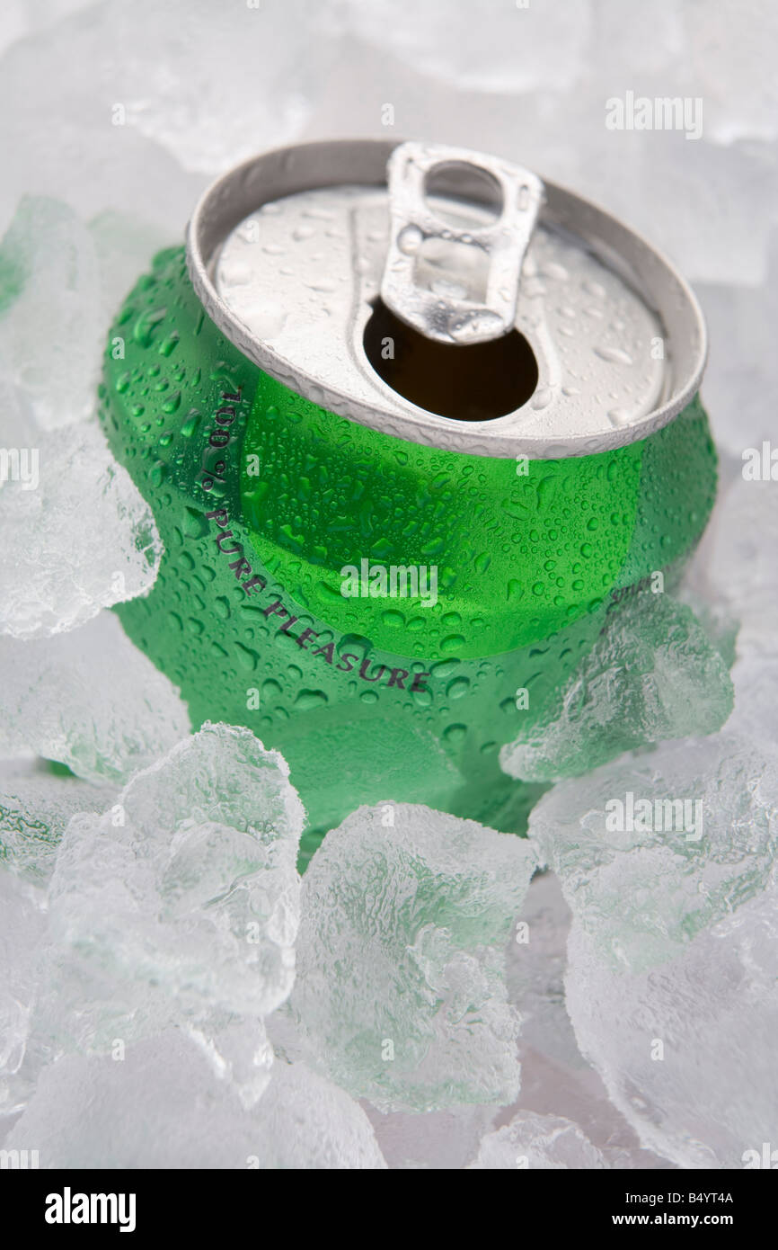 Grün kann kohlensäurehaltige alkoholfreie Getränke Set im Eis mit dem Ring gezogen Stockfoto