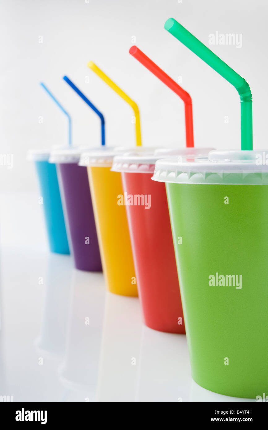 Reihe von farbigen Softdrink Becher mit Strohhalmen Stockfoto