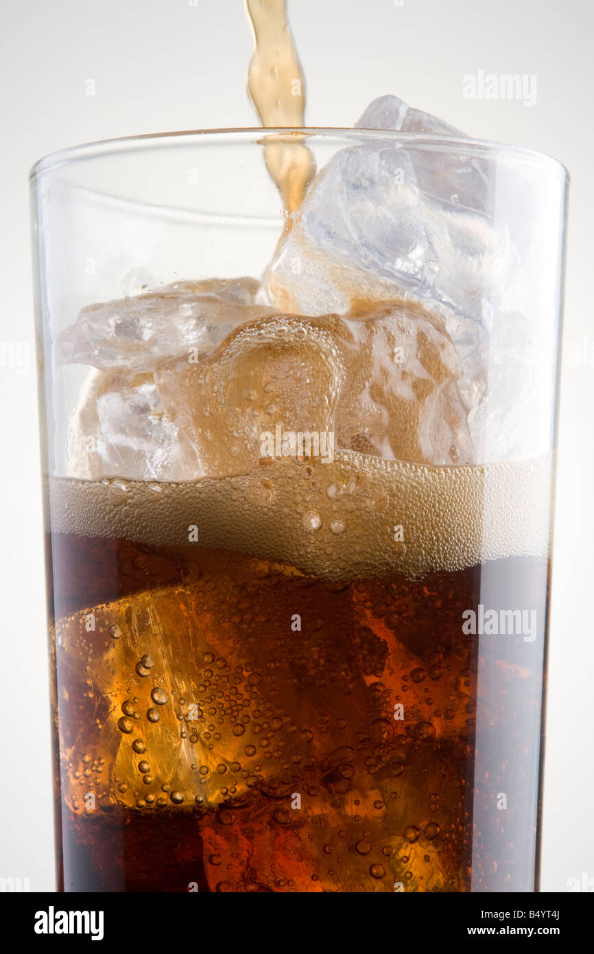 Cola in einem Glas aus Eis gießen Stockfoto