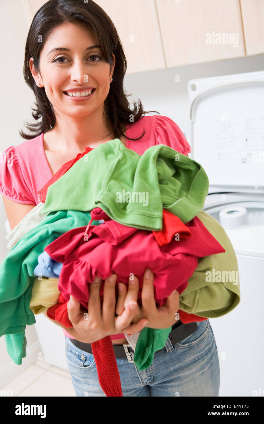Frau mit Haufen Wäsche Stockfoto