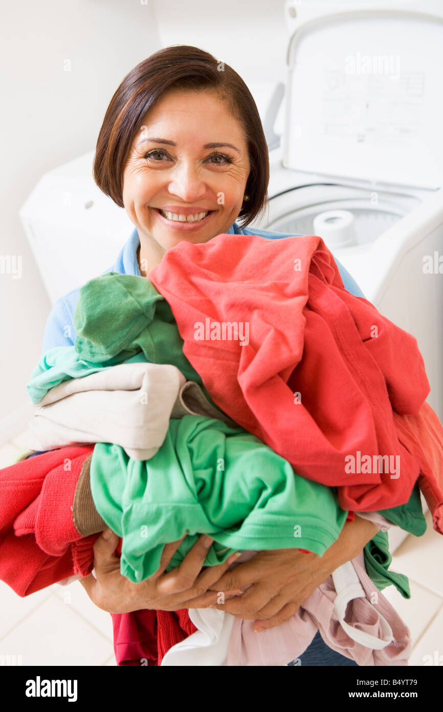 Frau mit Haufen Wäsche Stockfoto