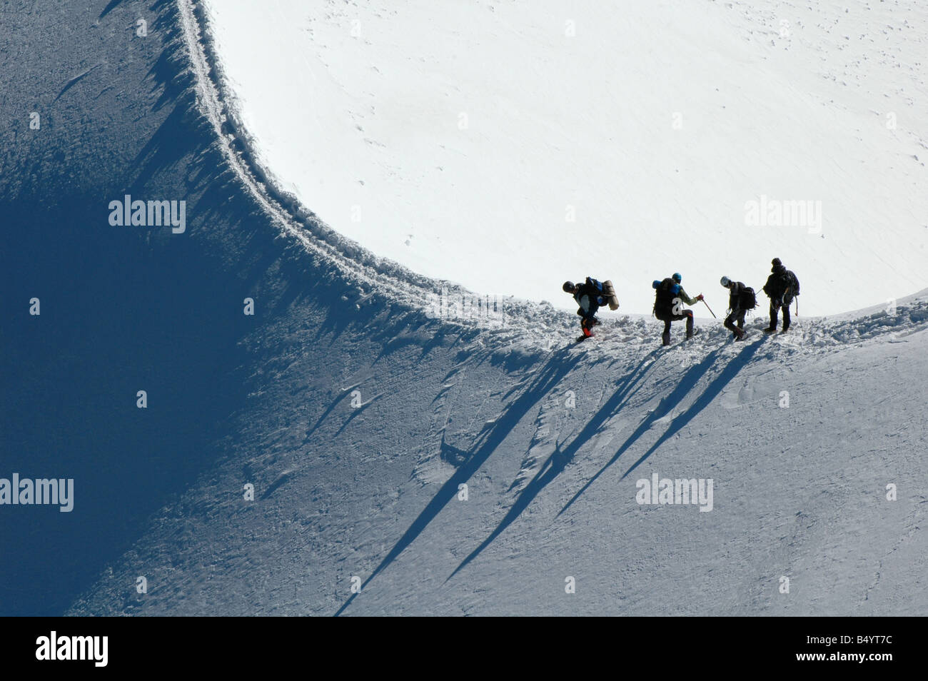 Bergsteiger steigen einen knifflige schneebedeckten Grat am Mont Blanc in den französischen Alpen Stockfoto