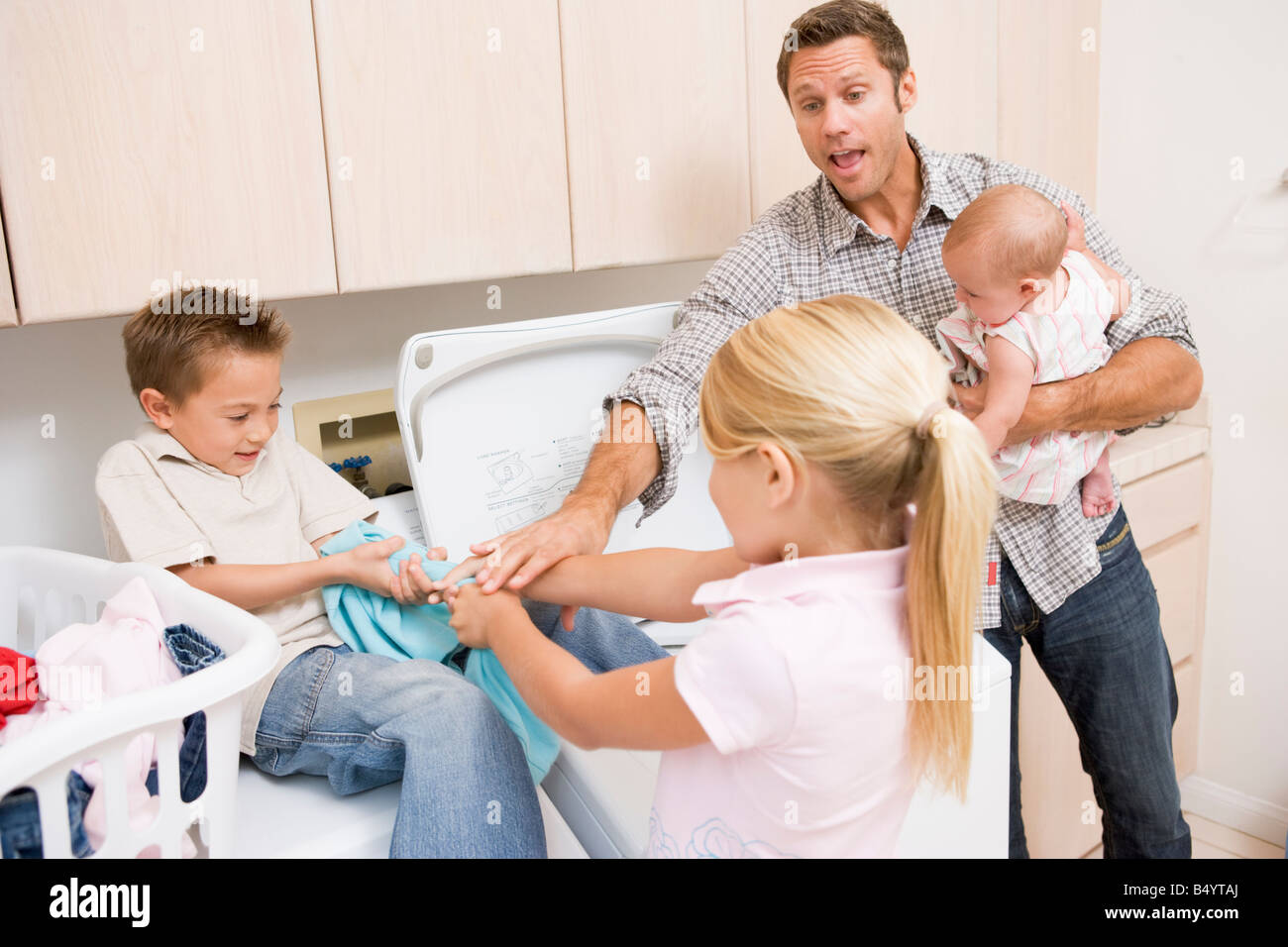 Vater und Kinder Wäsche Stockfoto