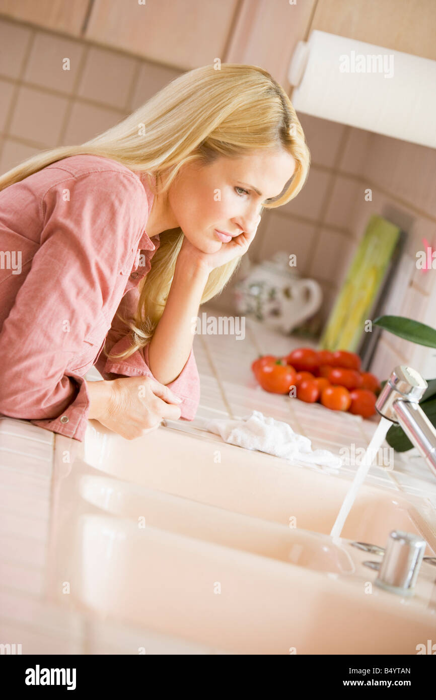 Frau am Küchentisch Stockfoto