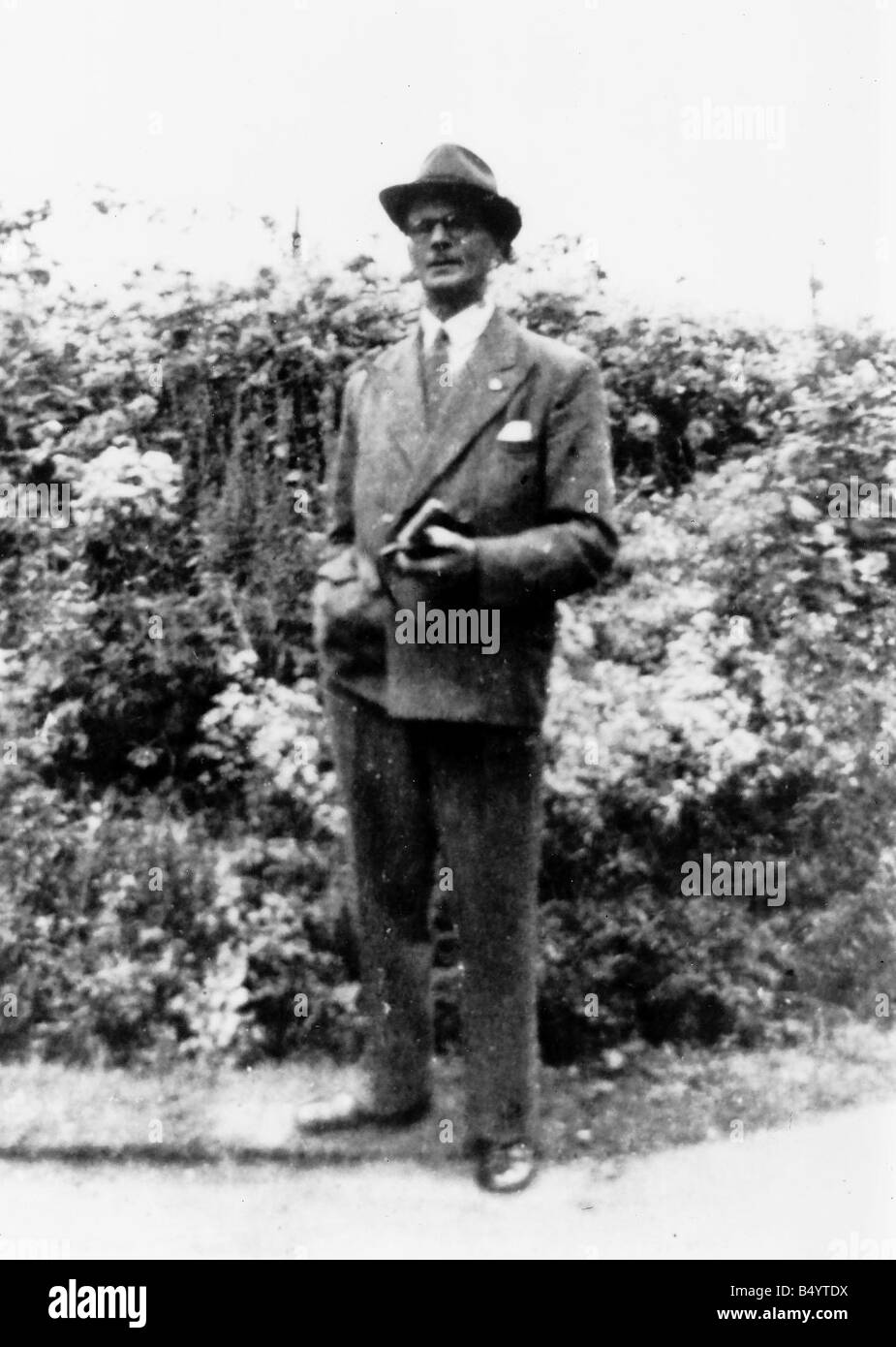 Verantwortlich für den Tod von mindestens sechs Frau in seinem Haus in 10 Rillington Place London Mörder John Christie war John Christie Murderer gehängt, die die Säure Bad Mörder getötet nennt sechs Frauen, darunter seine Frau, die John Christie gekleidet in Anzug und Hut vor Blumengarten Dbase Msi Jubiläen auf diesen Tag, 25. Juni 1953 John Christie zum Tode verurteilt wurde Stockfoto