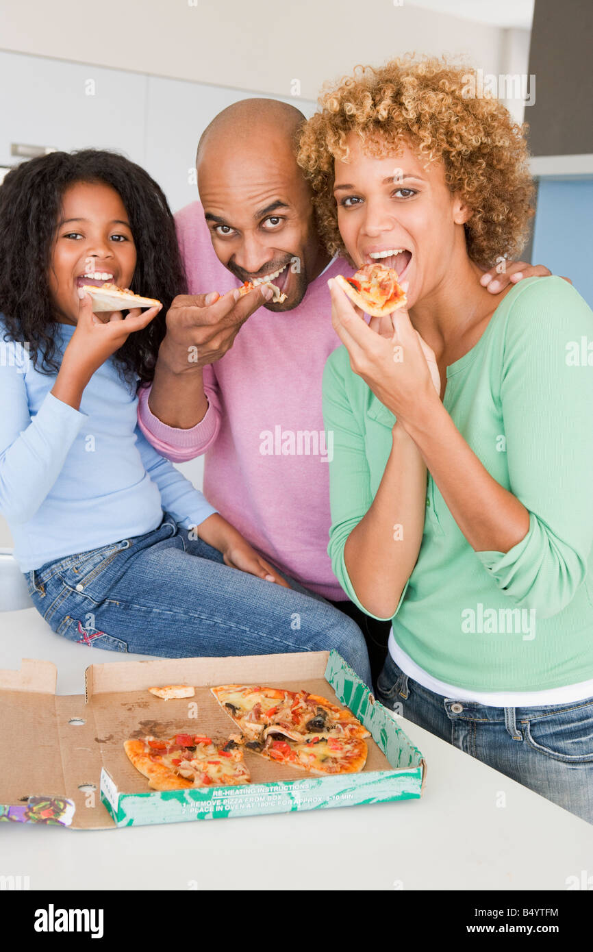 Familie zusammen Pizza essen Stockfoto