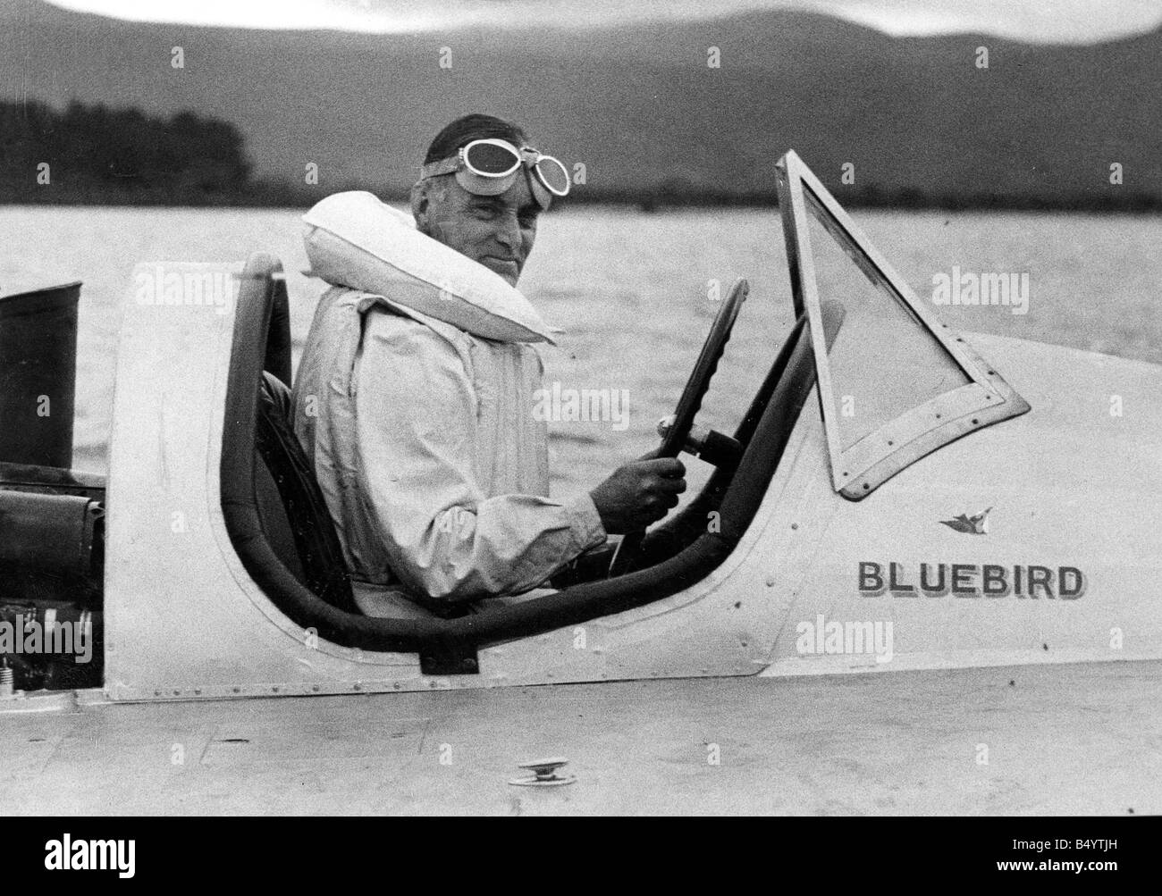 Malcolm Campbell gesehen hier auf See Coniston mit Bluebird K3 Juni 1937. ; Malcolm Campbell fuhr fort, das Wasser der Geschwindigkeits-Weltrekord brechen im September 1937 in Locarno in der Schweiz (129,5 km/h) Stockfoto