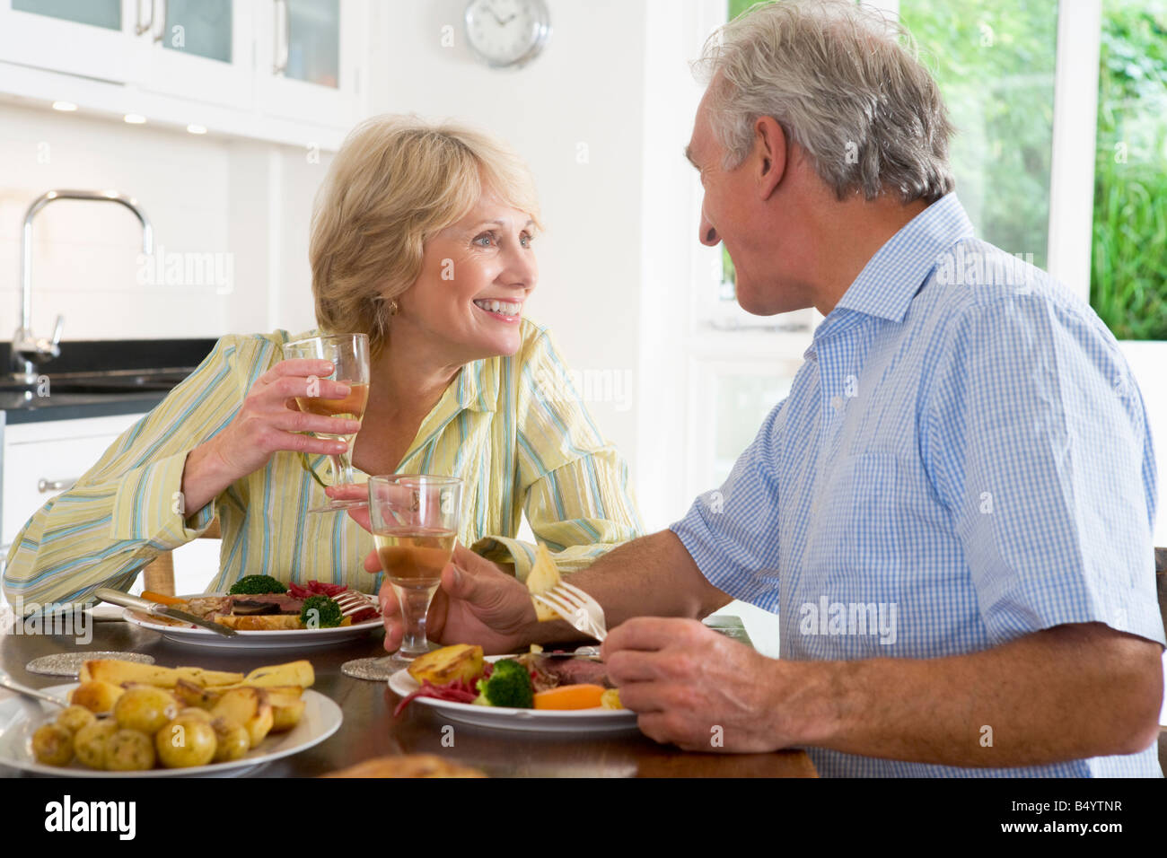 Ältere Paare genießen Mahlzeit zusammen Stockfoto