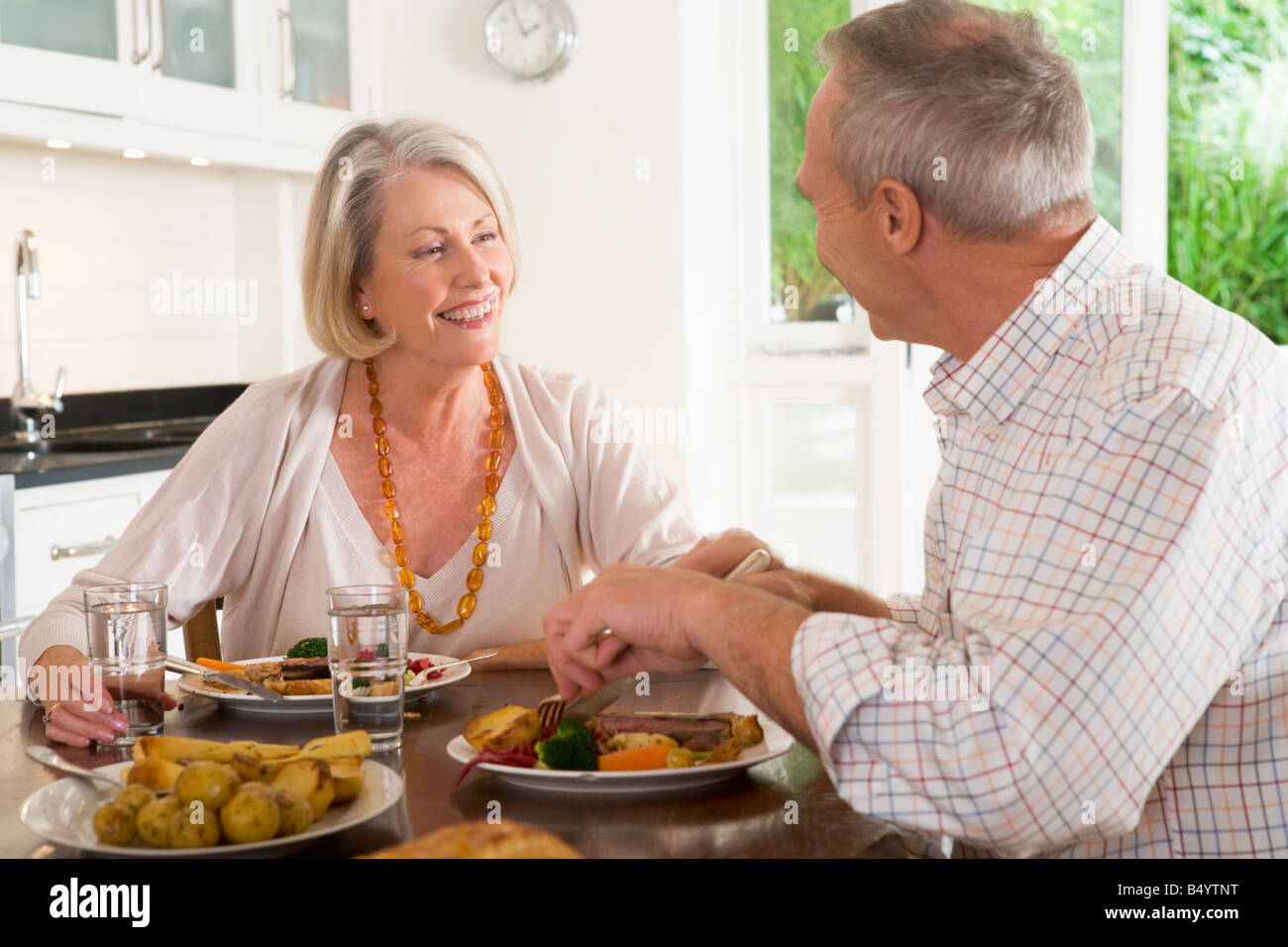 Ältere Paare genießen Mahlzeit zusammen Stockfoto