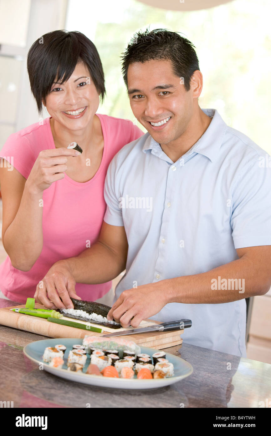 Paar Sushi gemeinsam vorbereiten Stockfoto