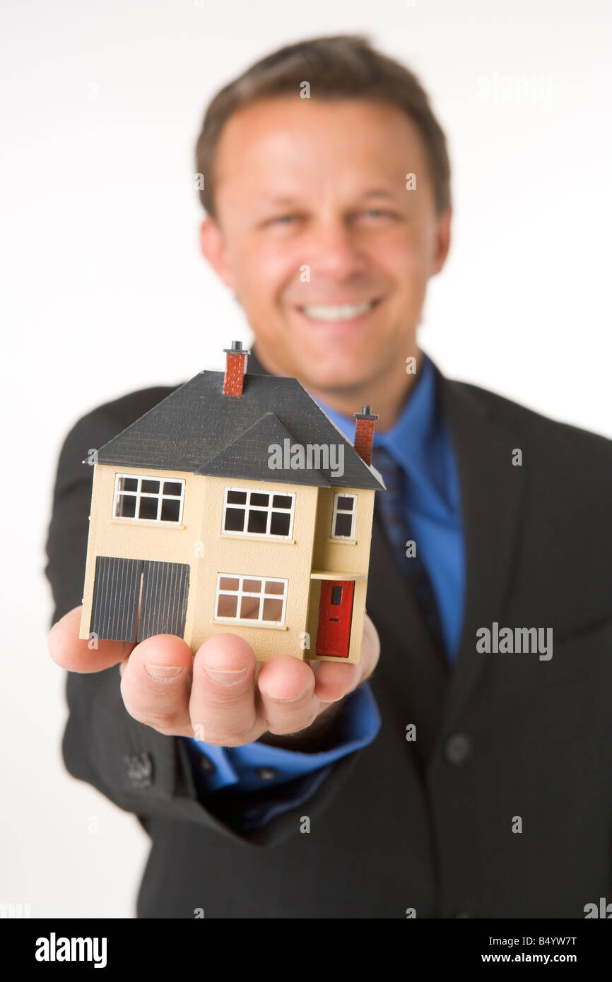 Geschäftsmann Holding kleines Haus Stockfoto